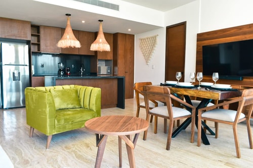 2 BD with incredible decoration and pool access