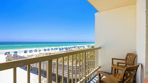 Coastal Comfort: Top Floor 1BR Beachfront Condo