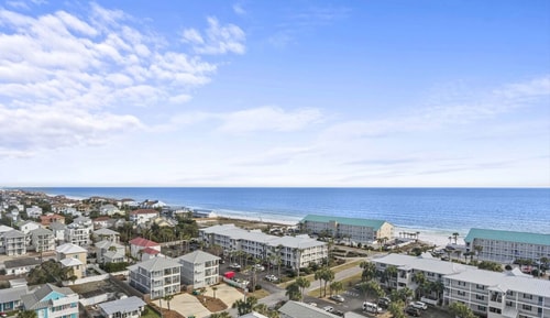 Beach Vibes Destin Gem: 1BR Condo w/ 3 Beds