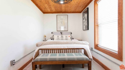 Quaint Cottage Downtown Buckner