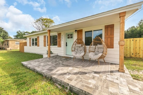 Charming 3BR Florida Bungalow Near Beach in FWB