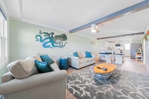 Island Bliss • 1BR Walk to Beach + Pool & Courts