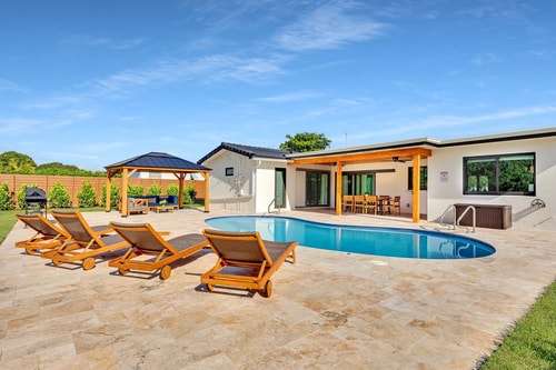 Modern 4BR Villa, Spacious Outdoor Heated Pool BBQ