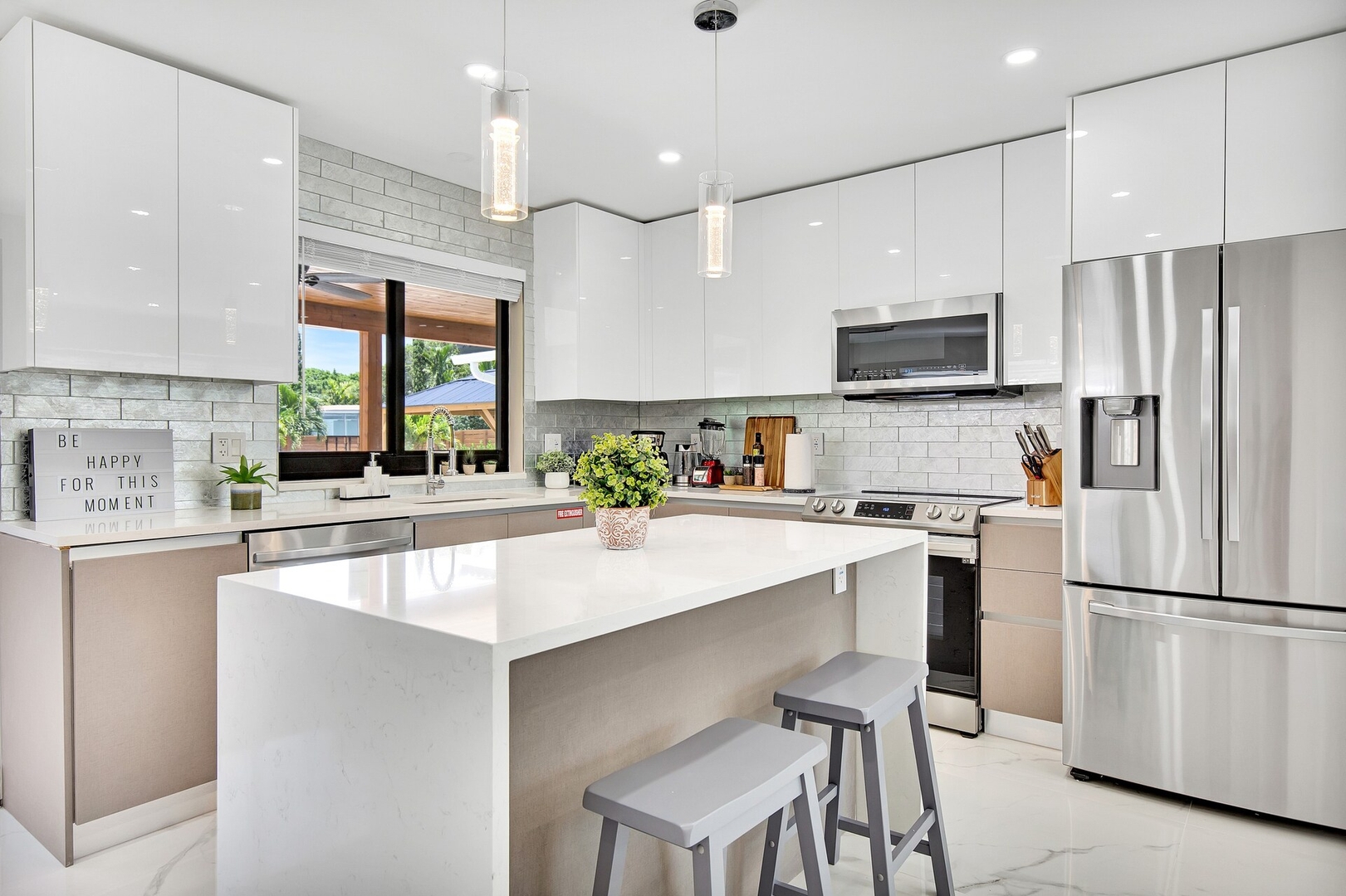 Modern 4BR Villa, Spacious Outdoor Heated Pool BBQ — photo 4