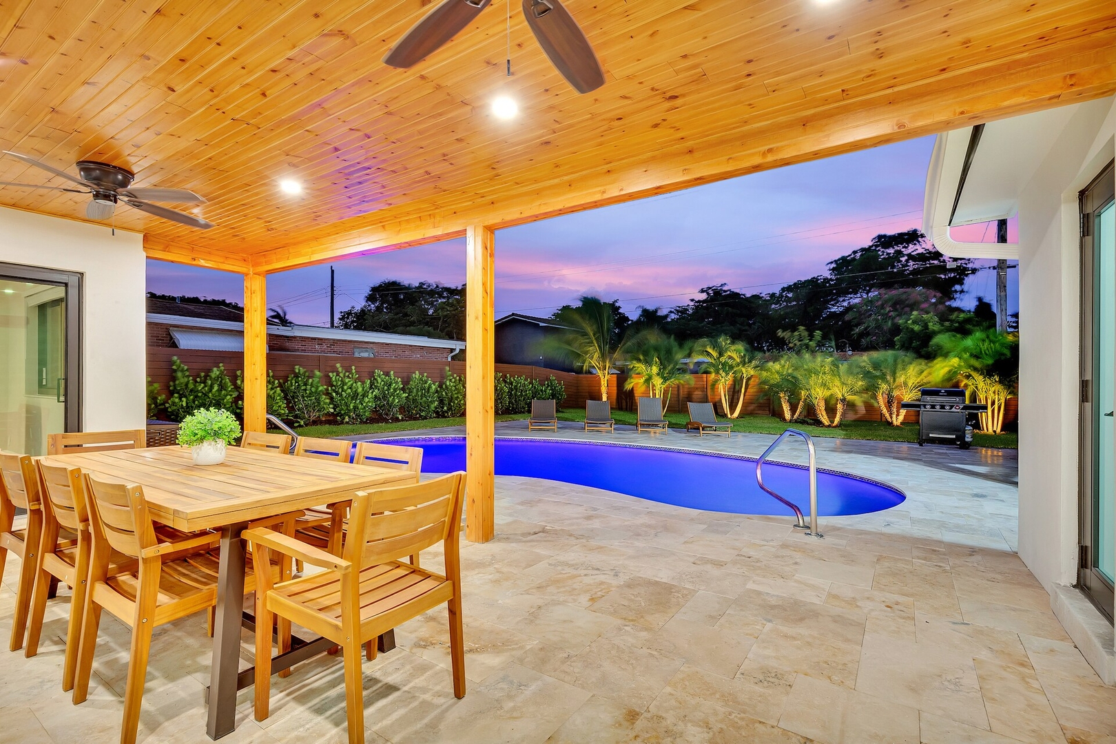 Modern 4BR Villa, Spacious Outdoor Heated Pool BBQ — photo 6