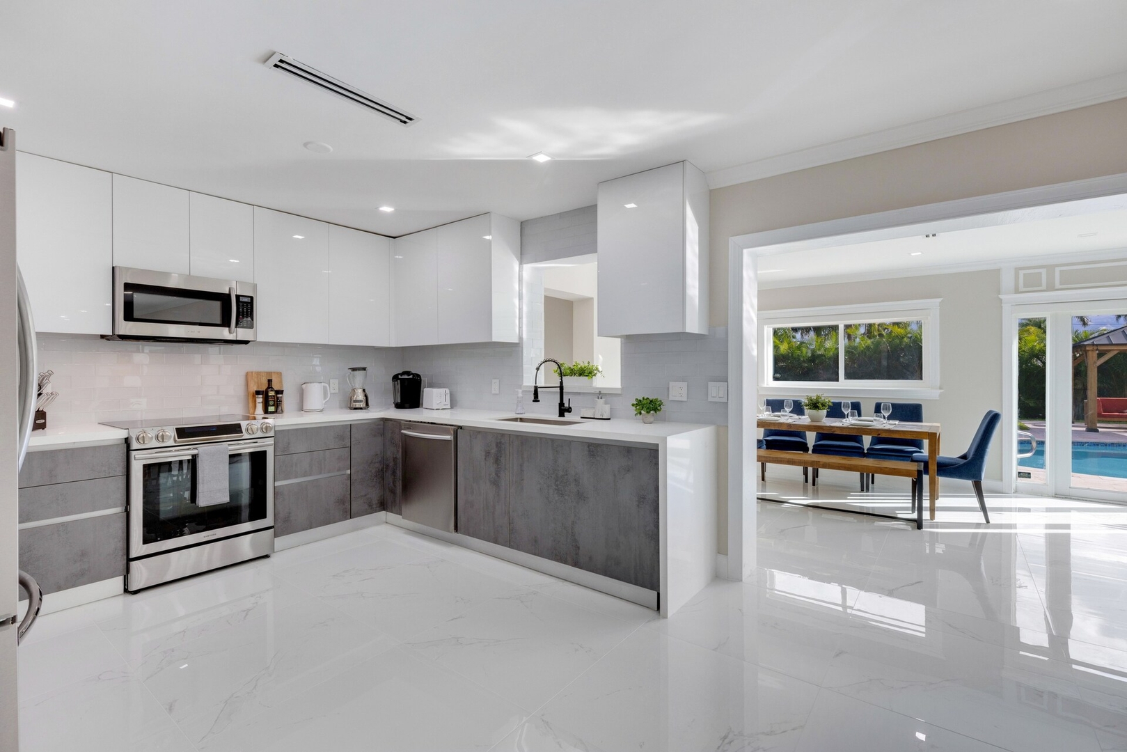 Light & Quiet 4-Bedroom Villa w/ Heated Pool & BBQ — photo 2