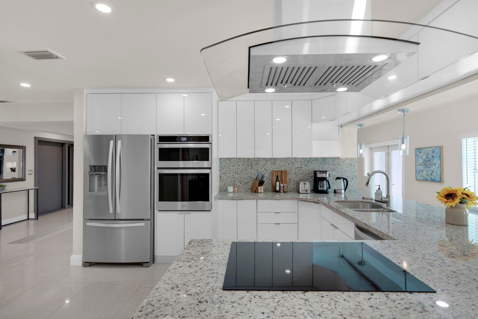 Modern 4.5 BR 3 Bath Dream House Heated Pool BBQ — photo 5