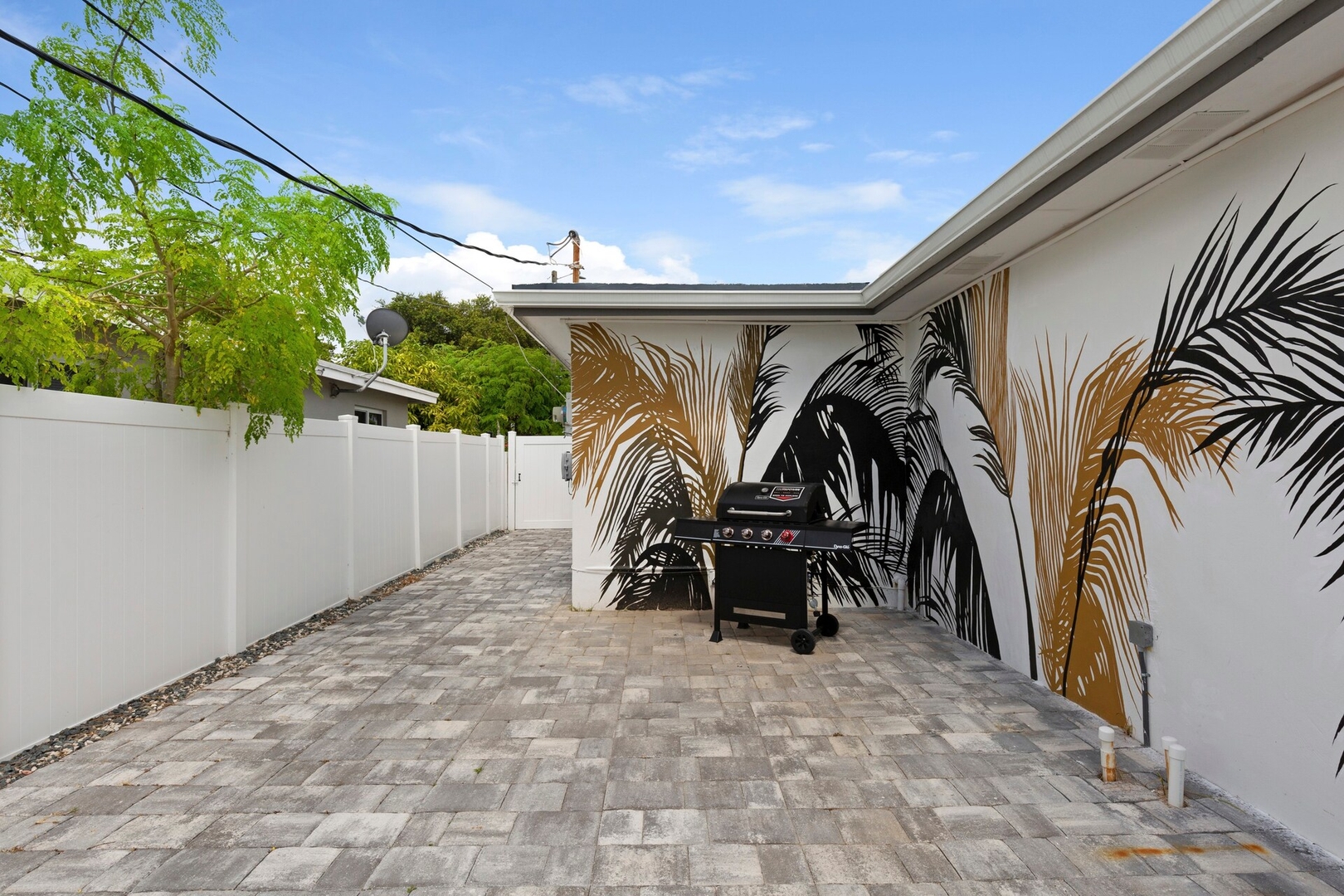 Modern 4.5 BR 3 Bath Dream House Heated Pool BBQ — photo 3