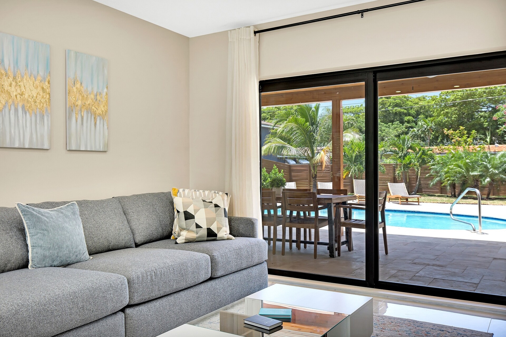 Modern 4BR Villa, Spacious Outdoor Heated Pool BBQ — photo 2
