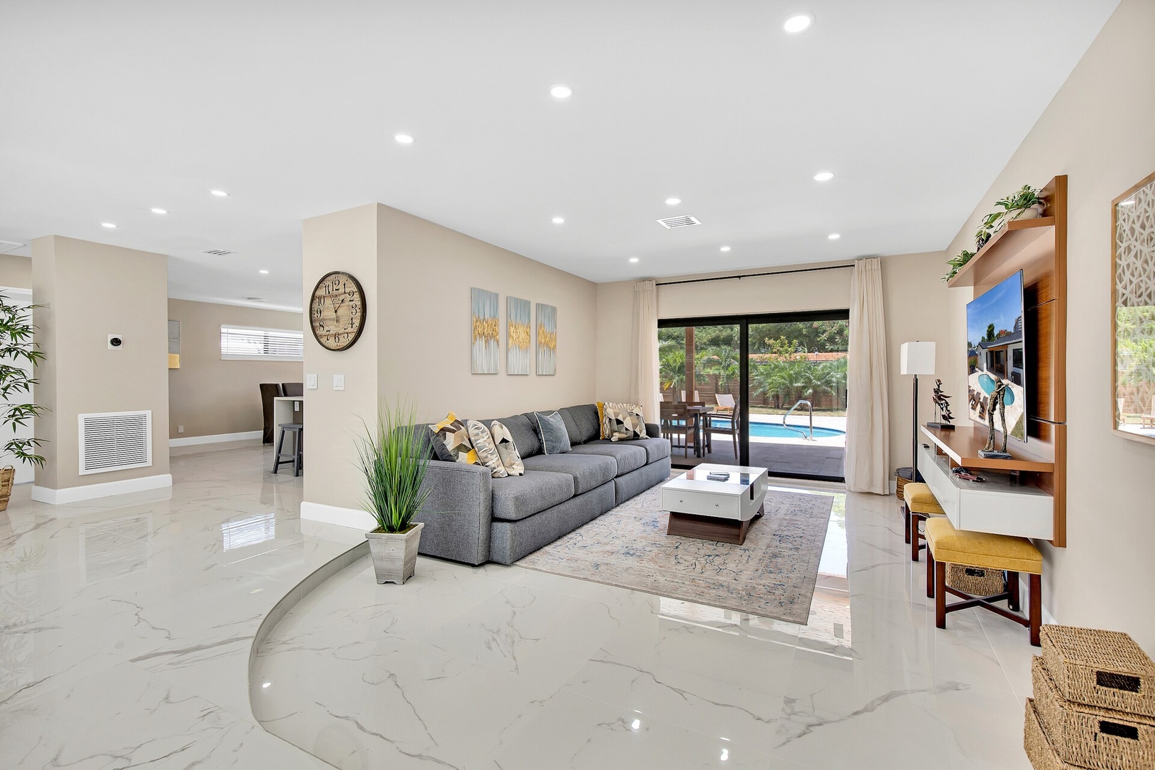 Modern 4BR Villa, Spacious Outdoor Heated Pool BBQ — photo 3