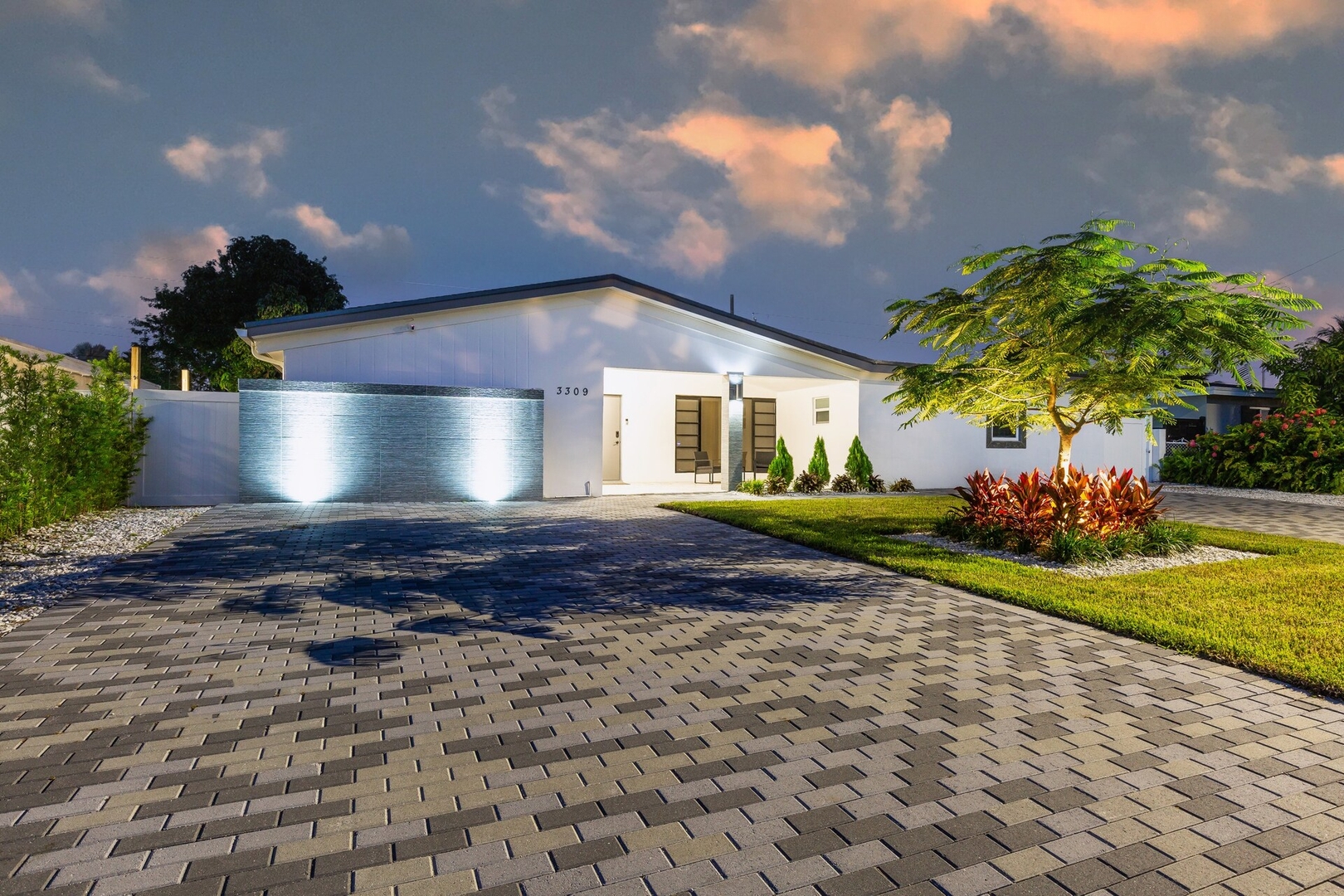 Modern 4.5 BR 3 Bath Dream House Heated Pool BBQ — photo 4
