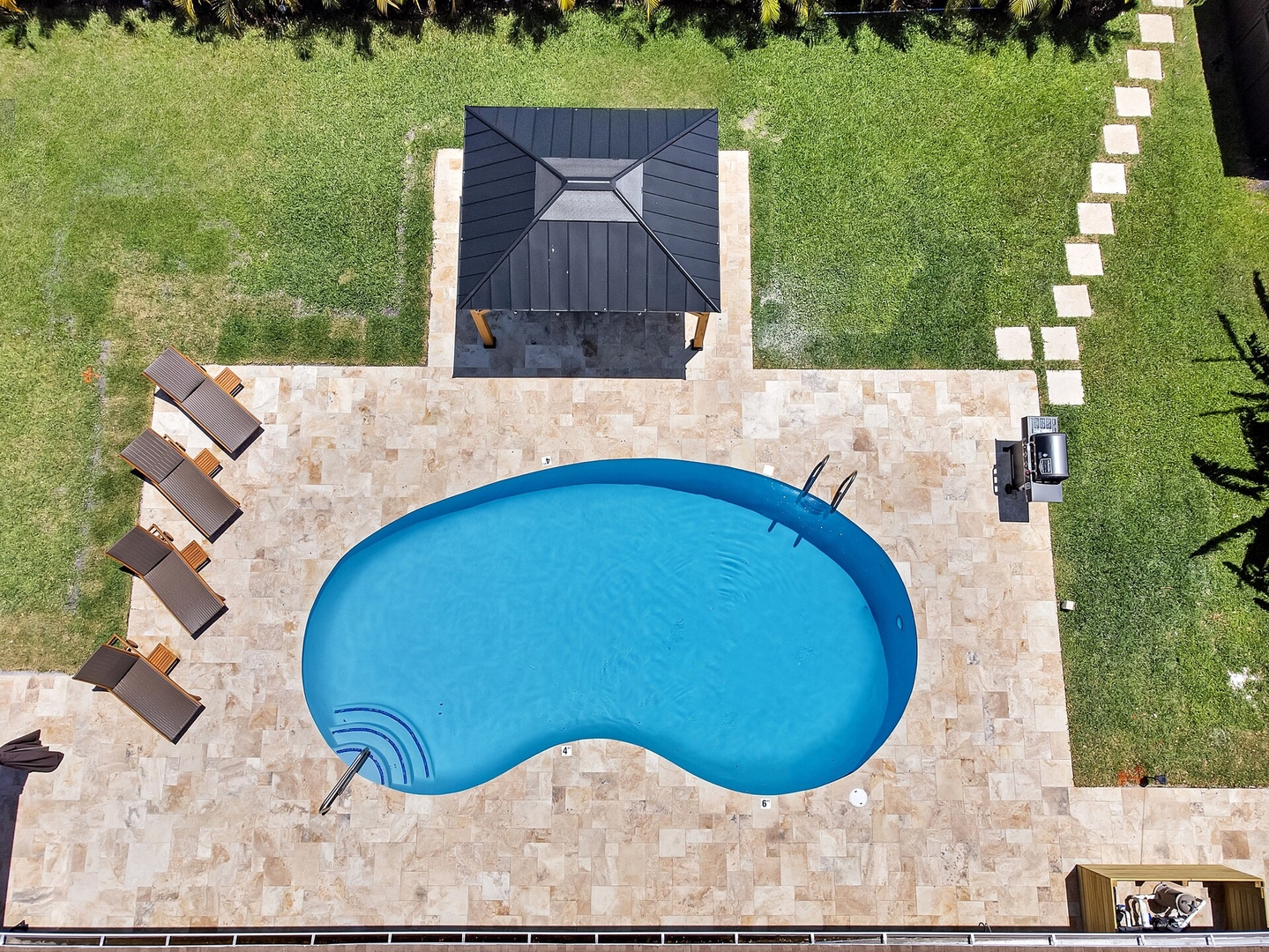 Light & Quiet 4-Bedroom Villa w/ Heated Pool & BBQ — photo 5