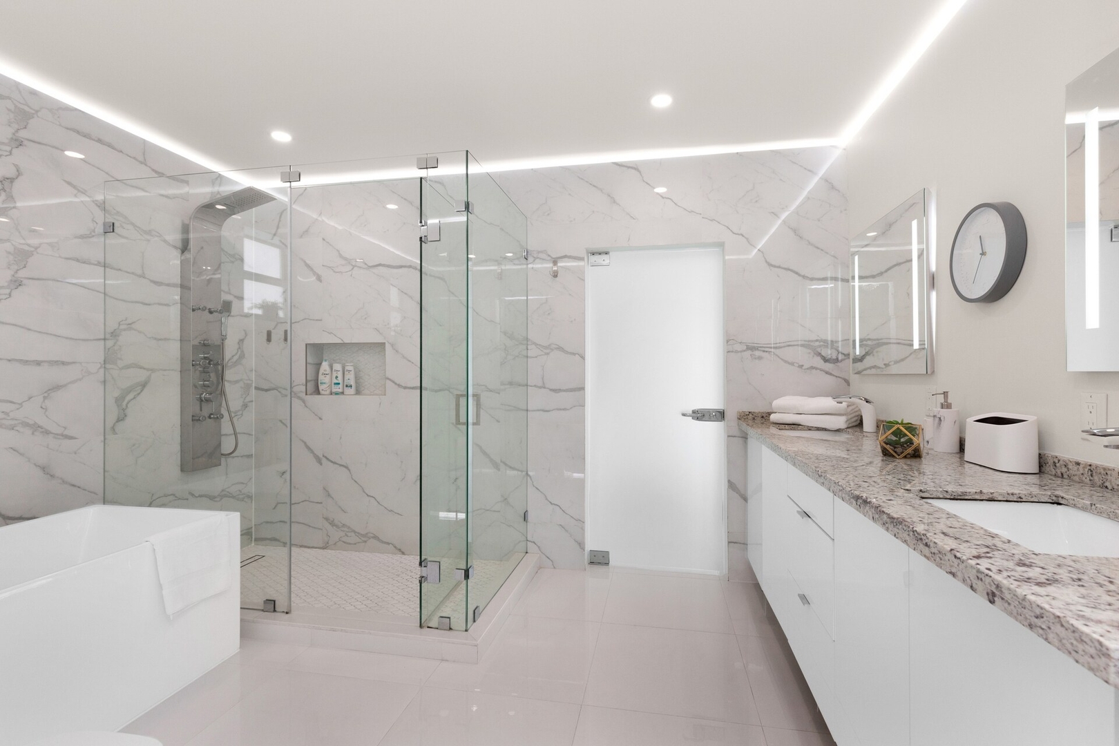 Modern 4.5 BR 3 Bath Dream House Heated Pool BBQ — photo 6