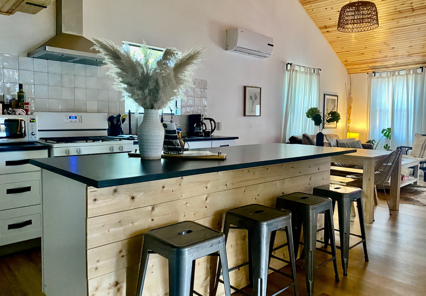 Ideal Location With Open Living Space And Kitchen Gatherings - Charming Cozy - Austin, TX