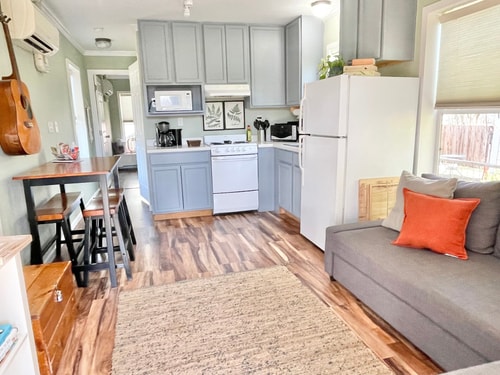 Charming East Cottage. Close to Airport. Cute Stay