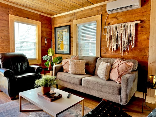 Pink Bungalow . Holiday Stay . Walk to Eateries