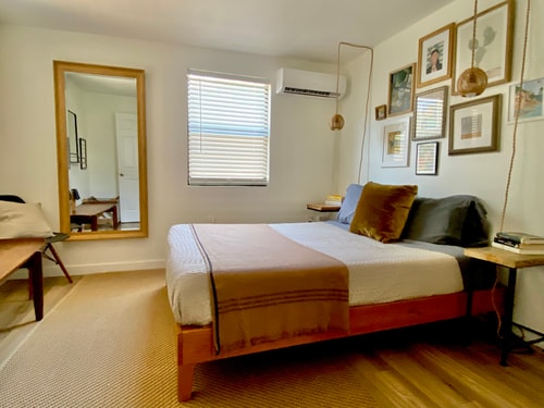 Sweet Bungalow . Walk to East 6th . Friends & Fam