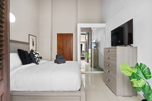 Historic 1 BR Loft w/ Balcony