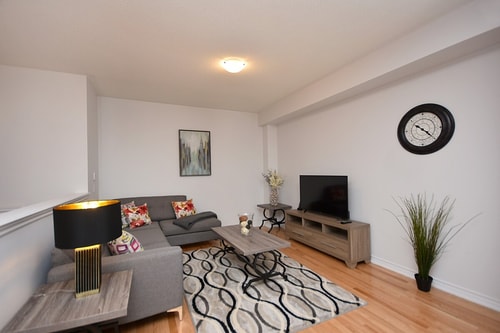 Luxury, Spacious 2 BDR Townhome - ON