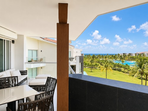 Oceanview Penthouse Steps from the Private Beach