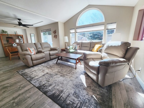 Cozy Getaway: Stylish Oasis with Premium Amenities