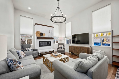 Chic Riverstone Escape: Hot Tub AND EV Charger