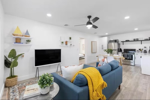 Designer Condo close to Beach,Port,Downtown