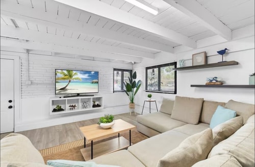 Cottage style condo close to Port,Beach,Downtown