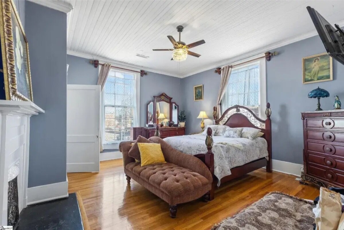 Charming Getaway & Queen Bed, Yard & Free Parking