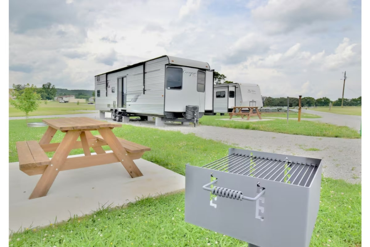 Mins from the Lake Camper King Bed & Firepit