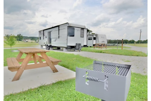 Mins from the Lake! Camper King Bed • Firepit