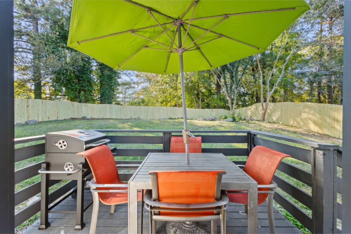 Private Fenced Yard, Fireplace & Free Parking