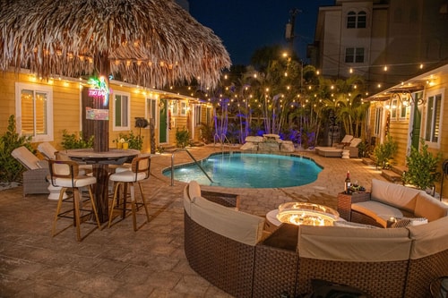 King Bed-Step to Madeira Beach-Heated Pool-Private