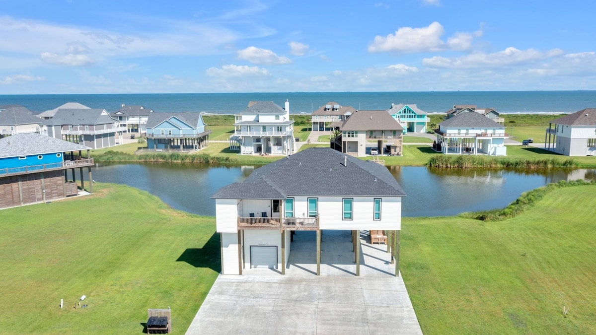 Beachfront with Outdoor Lounge + Parking