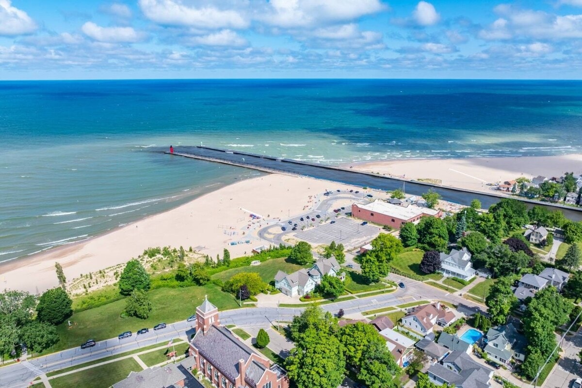 Walk to the Beach, Free Parking & Fire Pit