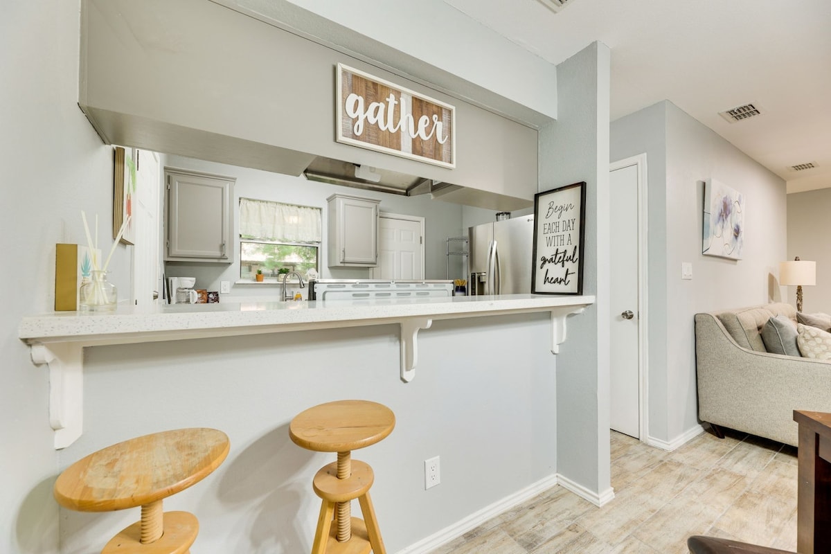 Private Fenced Backyard, Pet Friendly & Grill
