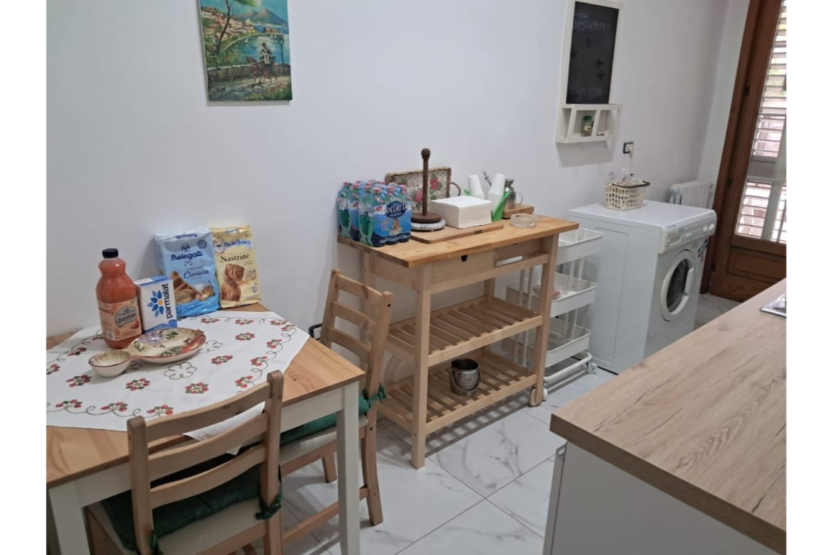 Walk to Markets, Backyard+Free Parking & English Help
