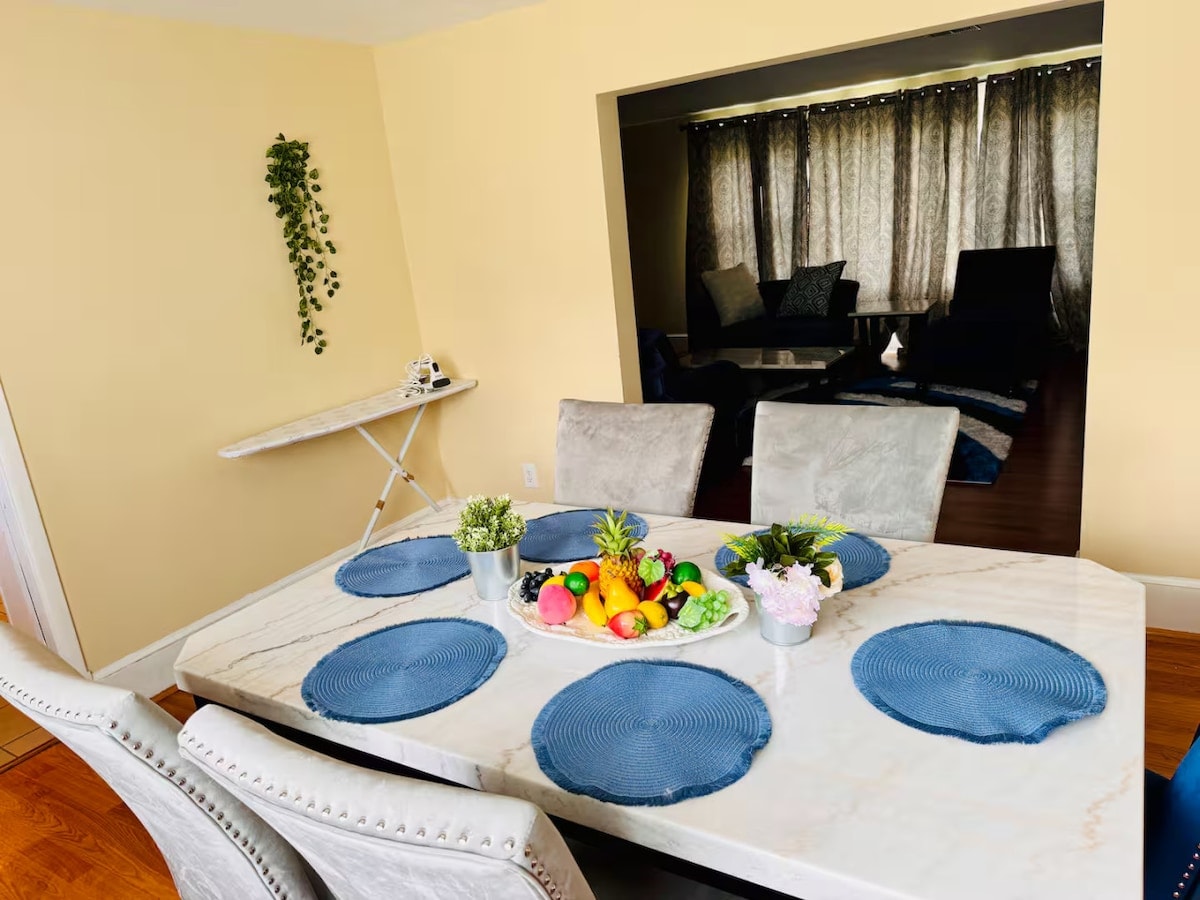 Downtown Access, Huge Backyard & Free Parking