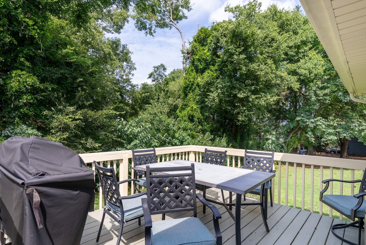 Private Backyard, Free Parking, Grill & Deck