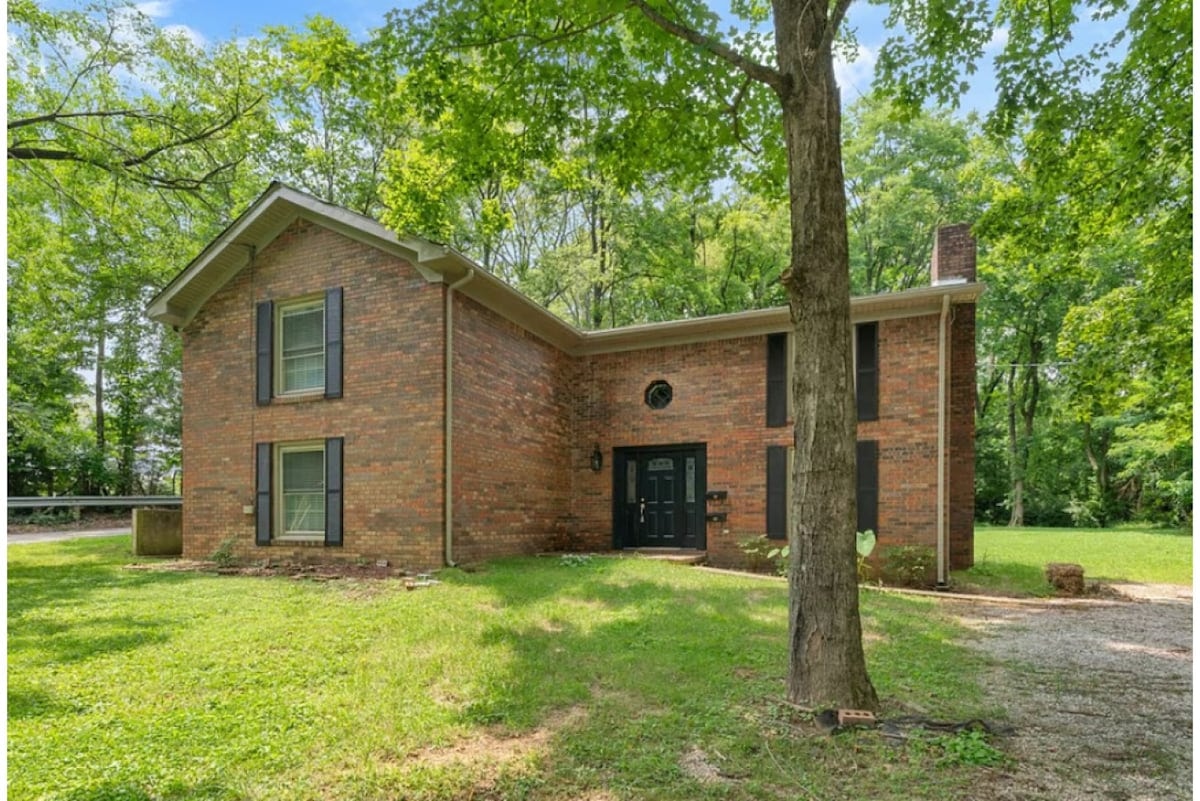 Mins from Downtown, Spacious Backyard & Fireplace