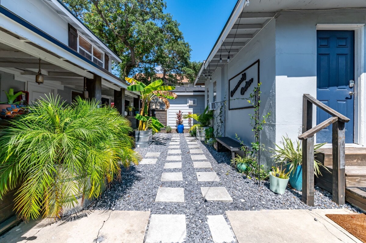 Spacious Courtyard, Private Deck & Pet Friendly