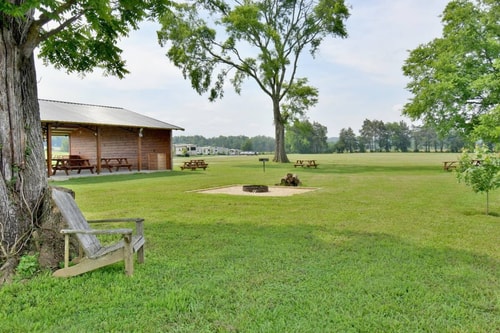 Lakeside Fire Pit • Grill • Games • Picnic Space