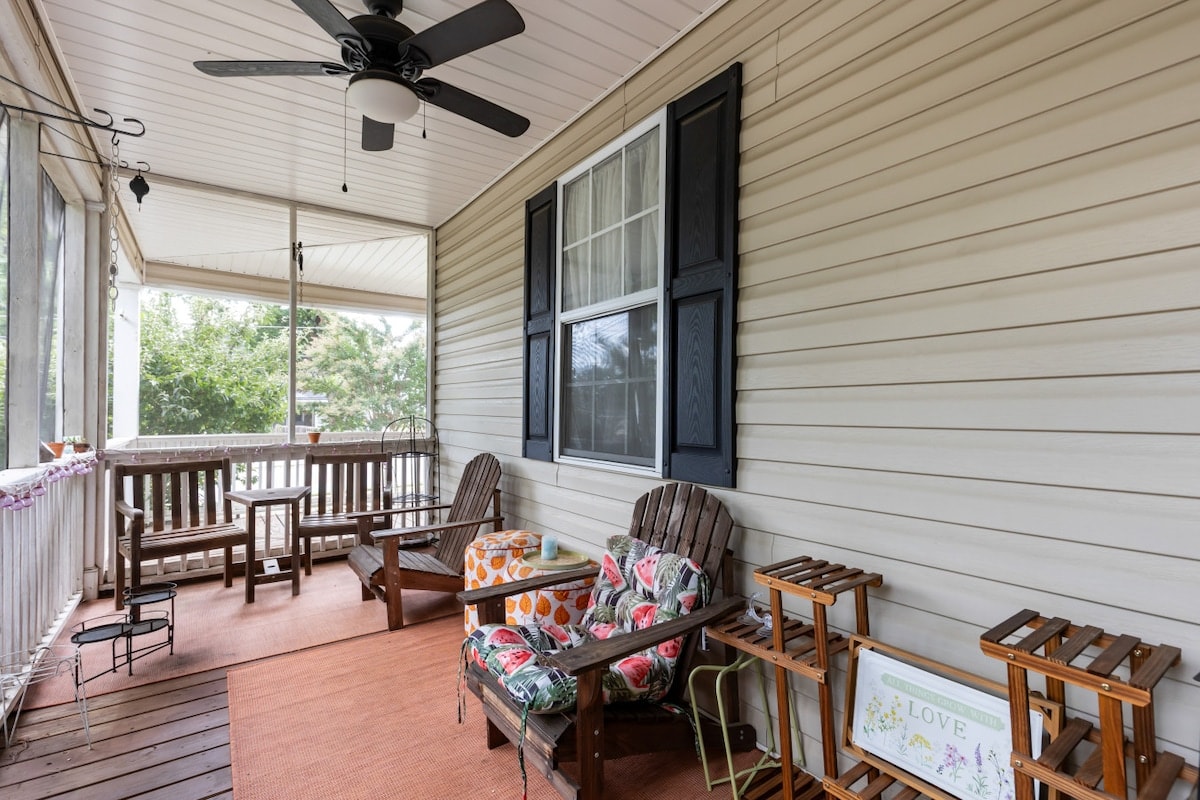 Modern Estate, Front Porch & Outdoor Seating