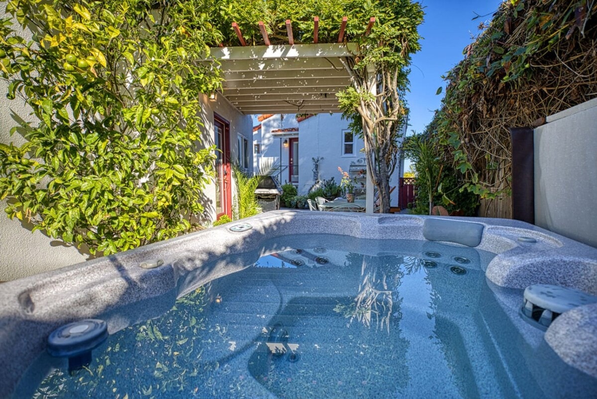 Oceanfront with Beach, Boardwalk & Hot Tub