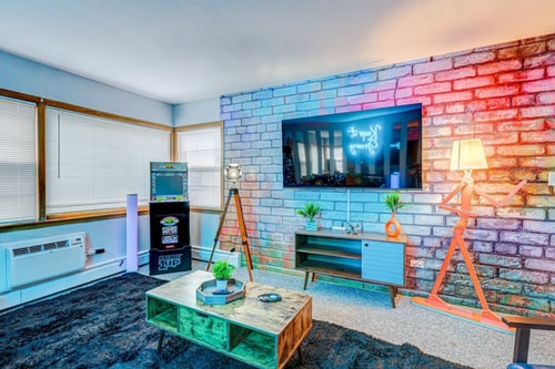 90s Condo| King Bed | 65” Smart TV | Arcade Game
