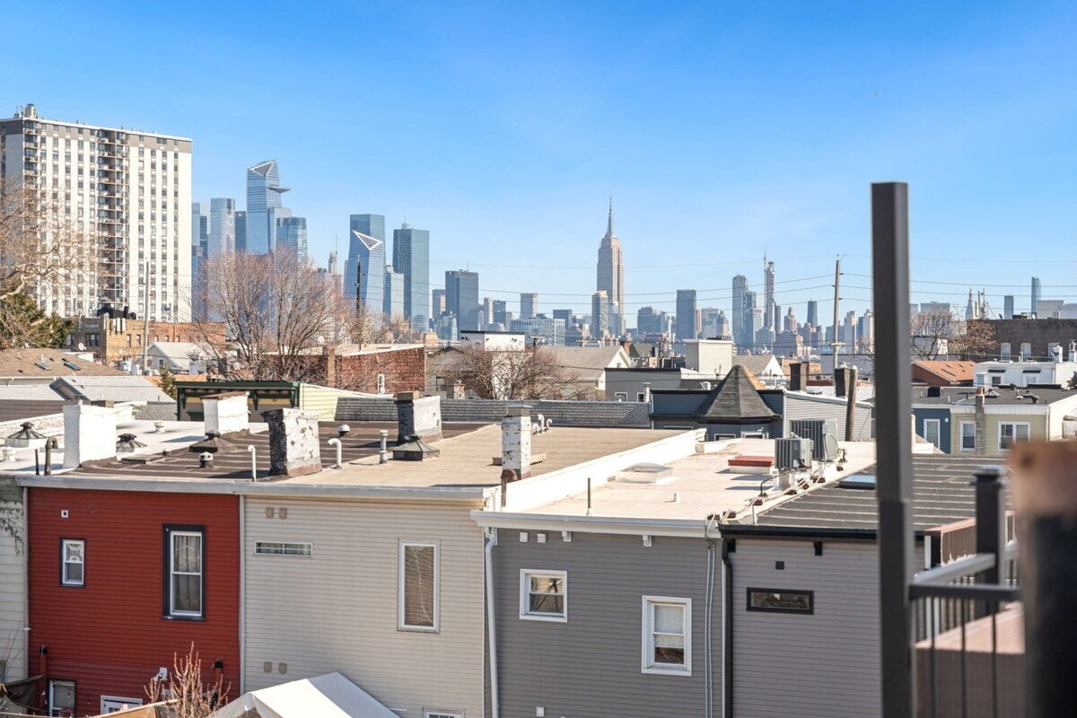 NYC Skyline Views, Near Times Sq & Rooftop Deck