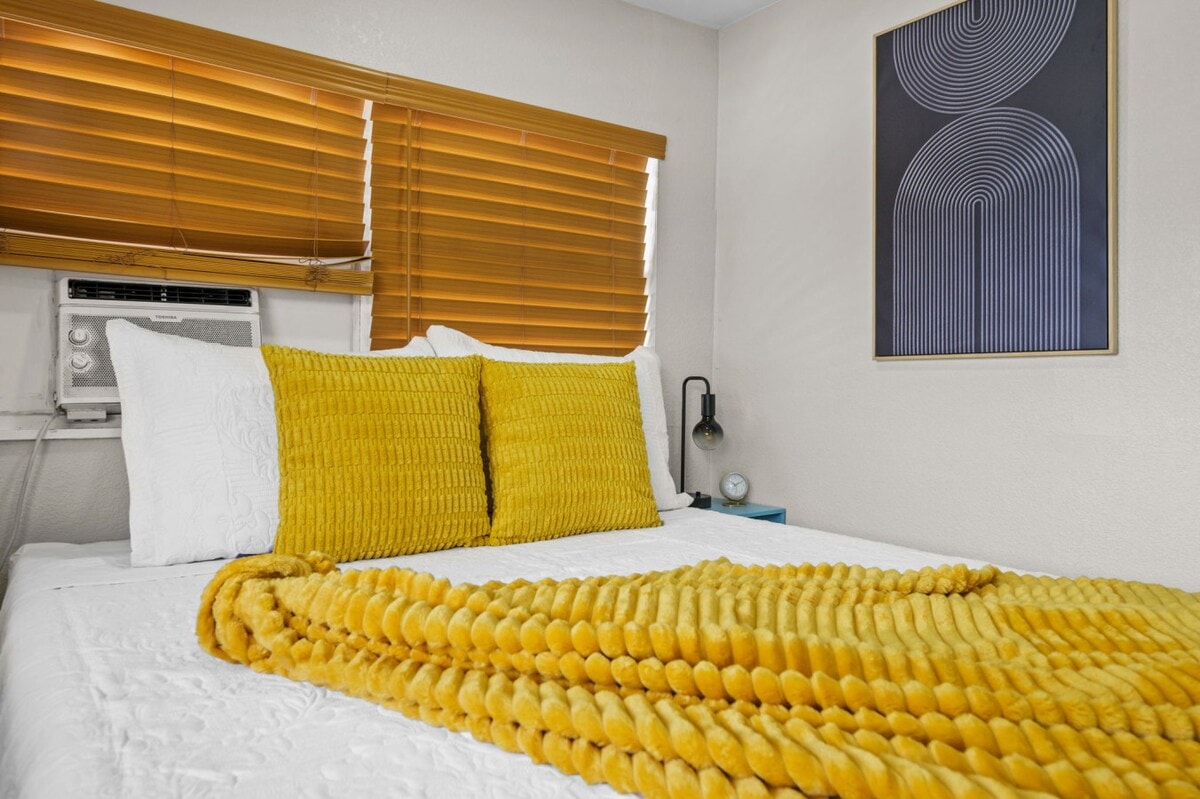 Private Deck, Pet Friendly & Spacious Courtyard