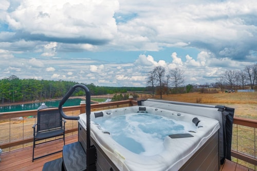 Fall Foliage Retreat: Kayaks, Hot Tub, & Pond Deck