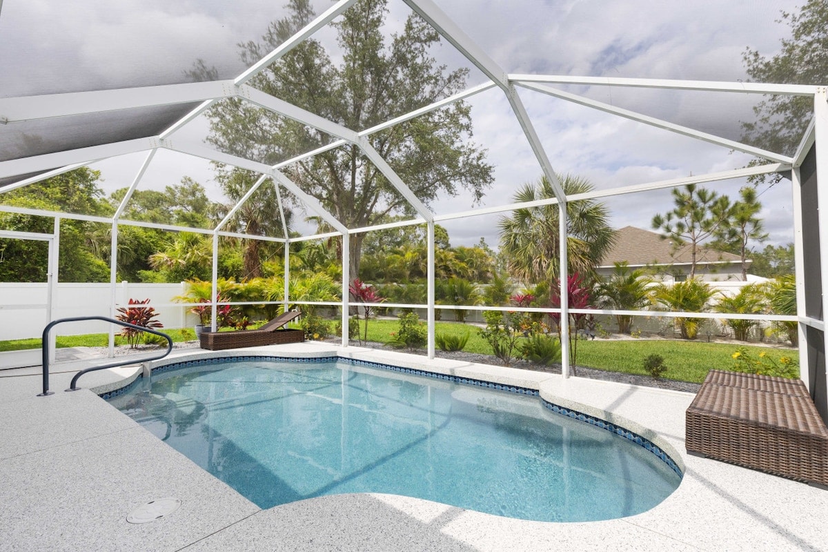Home with Pool & Parking, Solar Power
