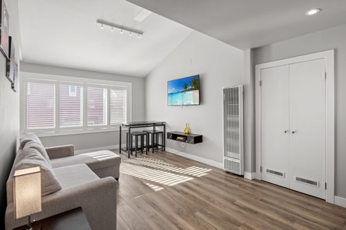 Modern 1BR • Smart TV • Near Venice Beach